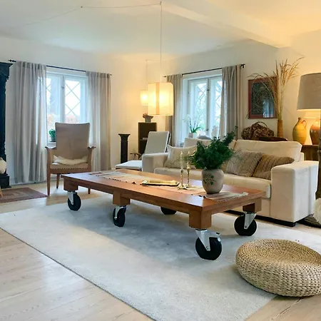 Nyaraló Historic Gamekeeper's House At Castle *