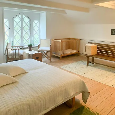 Nyaraló Historic Gamekeeper's House At Castle