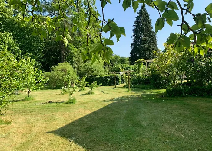 Dom wakacyjny Historic Gamekeeper's House At Castle *