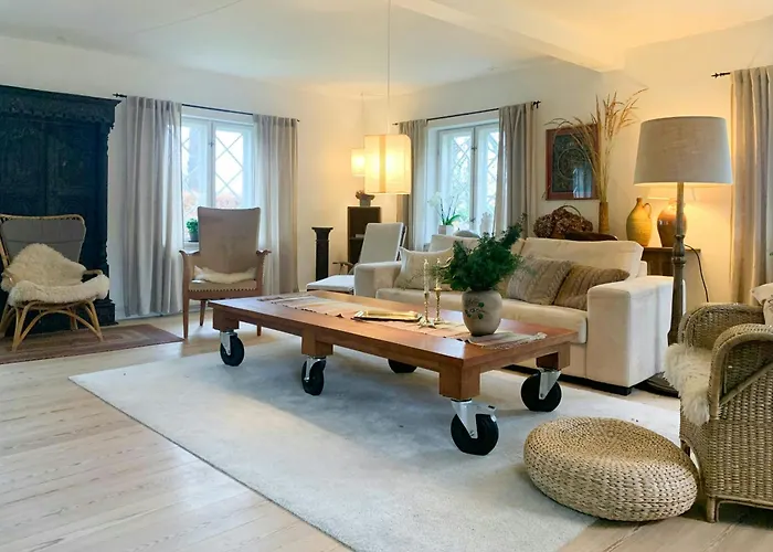 別荘 Historic Gamekeeper's House At Castle *