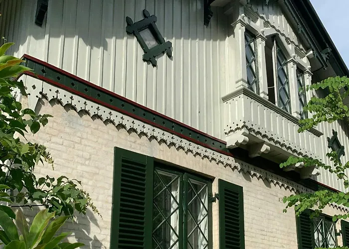 Historic Gamekeeper's House At Castle Dom wakacyjny